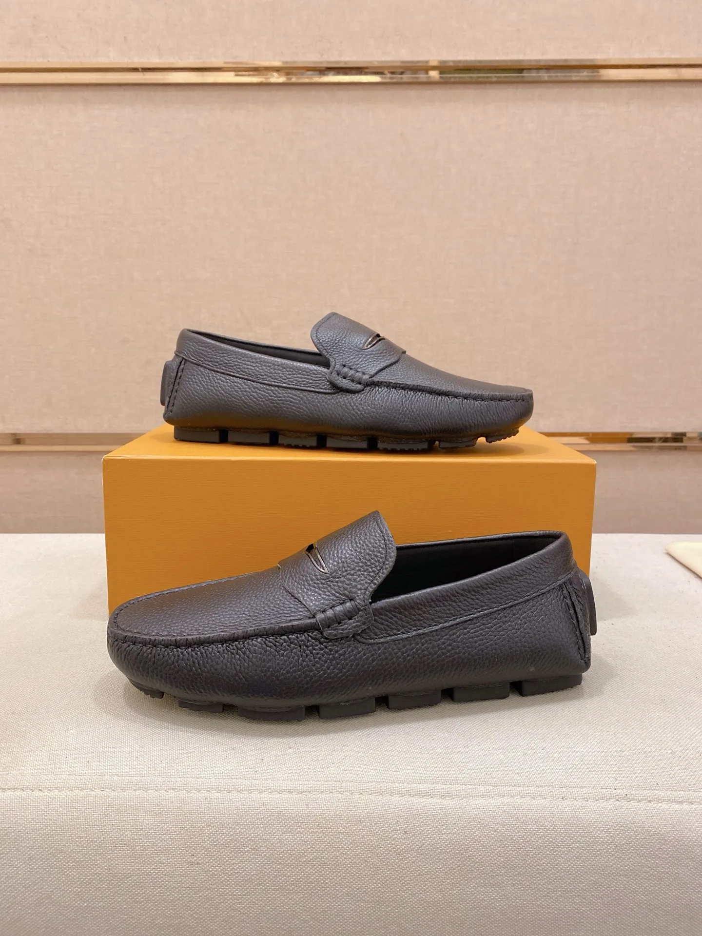 Factory price: 500💰High-end quality! LV 🆕🆕Exclusive hot-selling products in stock🔥🔥New products on the shelves, high-quality Ferragamo men's pea shoes, high-end casual driving shoes, with complete packaging! 💪 💪 Material: imported pebbled cowhide 🐂 + imported high-quality buffalo leather lining + wear-resistant outsole 👍🏻👍🏻 Features: high-end and comfortable, purely handmade 🚀 🚀 Create the perfect shoe that suits you best 🔥 🔥 Size: (38-44) Can be customized to 45 standard size!